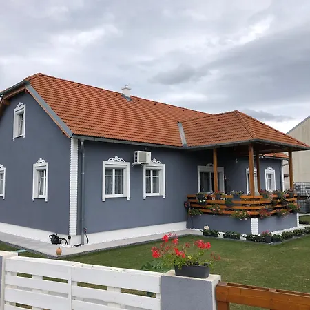 Beautiful 4-bed House In The Weinviertel Ferienhaus