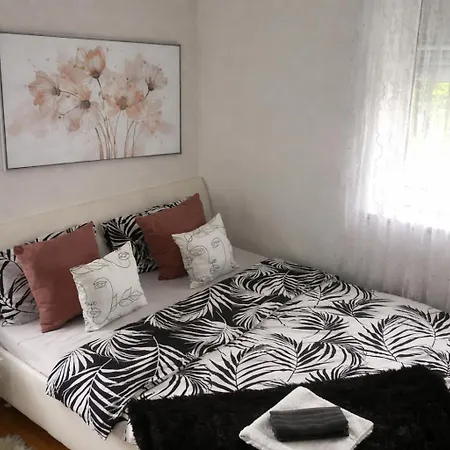 Beautiful 4-bed House In The Neahe Wien Vakantiehuis Hollabrunn