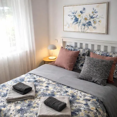 Vakantiehuis Beautiful 4-bed House In The Neahe Wien Hollabrunn