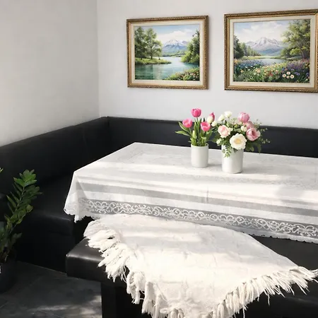 Beautiful 4-bed House In The Neahe Wien Vakantiehuis *