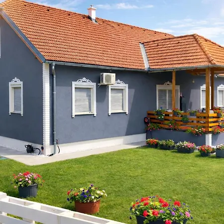 Feriehus Beautiful 4-bed House In The Weinviertel *