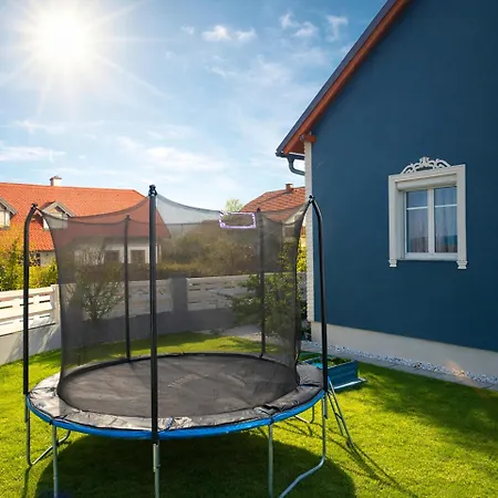 Vakantiehuis Beautiful 4-bed House In The Neahe Wien Hollabrunn