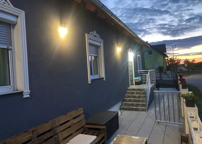 Beautiful 4-bed House In The Weinviertel Hébergement de vacances